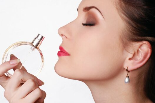 Kvinde der dufter til en parfume